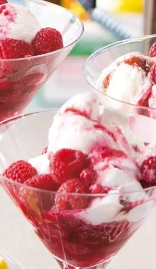 Zmrzlina s horkými malinami