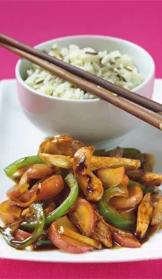 Čínská pánev s ředkvičkami a kuřecím masem