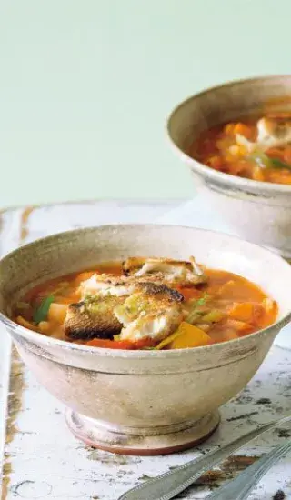 Zimní minestrone s bylinkovými krutony