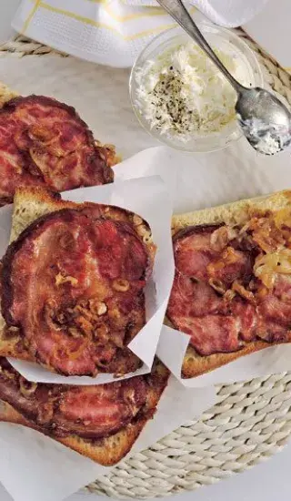 Uzená krkovička na cibulce