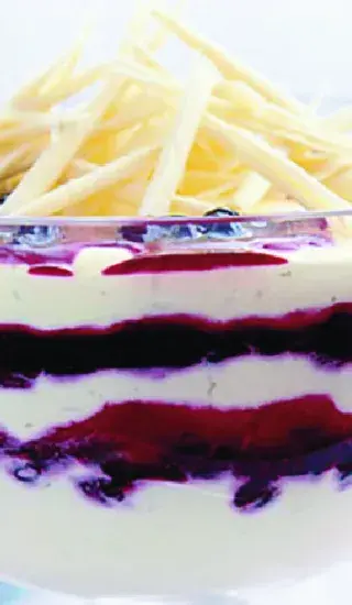 Limetkový krém s kompotem z černého rybízu