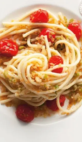 Macaroni se strouhankou a pikantními rajčátky