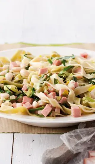 Paglia e fieno s mortadelou a fazolemi