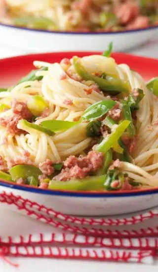 Špagety s paprikou a čerstvou klobáskou