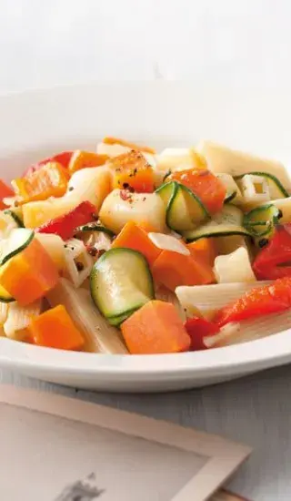 Pennette s uzeným sýrem a zeleninou