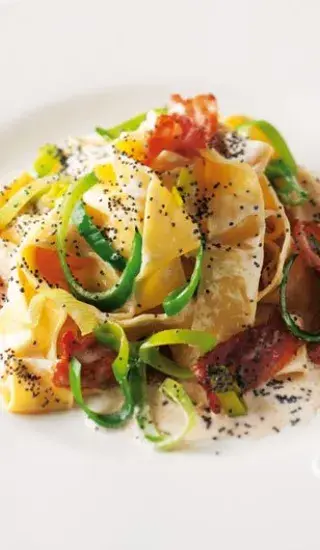 Pappardelle s pórkem, mákem a sušenou šunkou