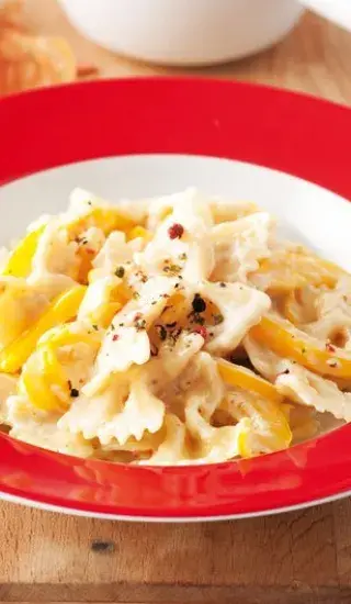 Farfalle se žlutou paprikou