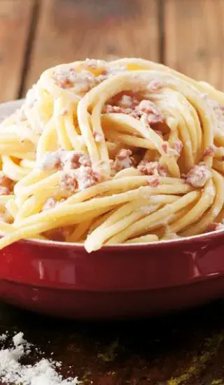 Bucatini se salsicciou a pecorinem