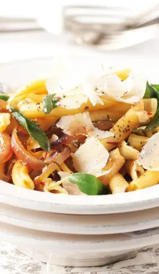 Penne ricce s cibulí