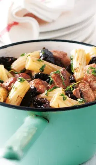 Sedani rigati s kuřecím masem a sušenými švestkami