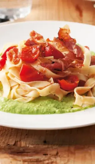 Tagliatelle se sušenou šunkou na hráškovém krému
