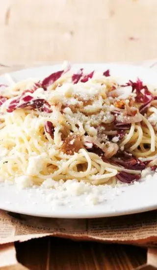 Špagety s červenou čekankou a pancettou