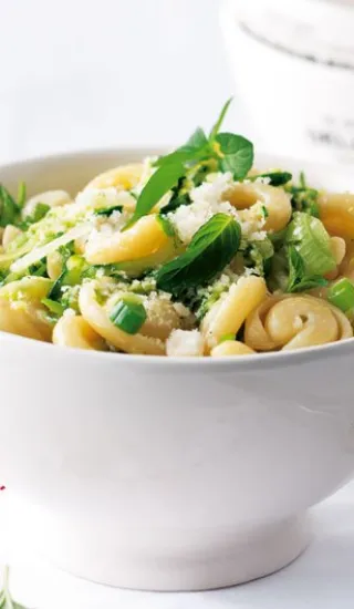 Cappelletti s jarními cibulkami, cuketami a mátou