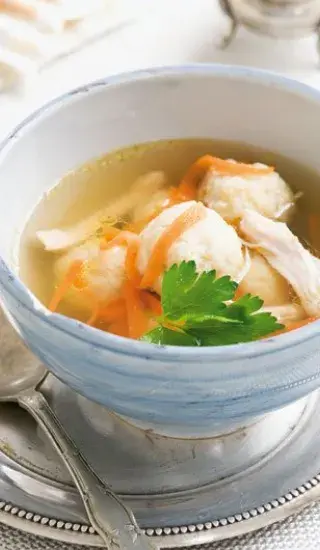 Polévka s macesovými knedlíčky