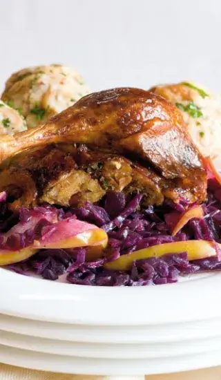 Nadívaná kachna se špekovými knedlíky