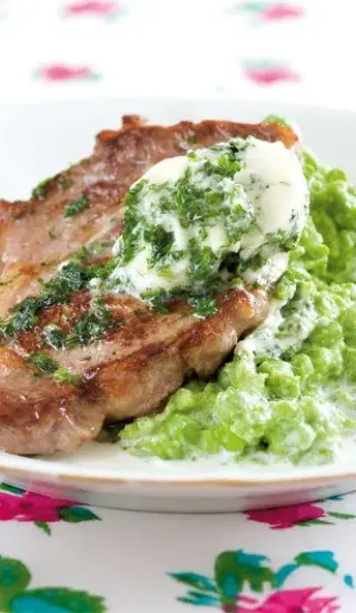 Telecí kotlety s bylinkovým máslem a hráškovým pyré