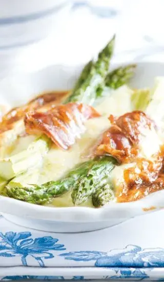 Zapečený chřest s parmskou šunkou