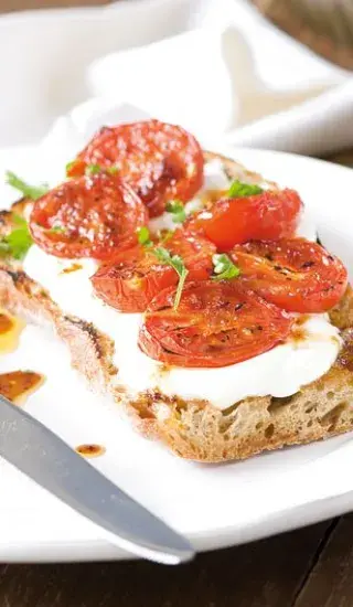 Tousty s pečenými rajčaty