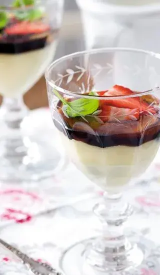 Krém z bílé čokolády s balzamikovými jahodami