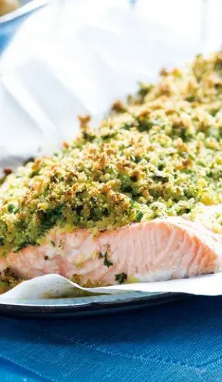 Losos s bylinkovou krustou a bylinkovými bramborami