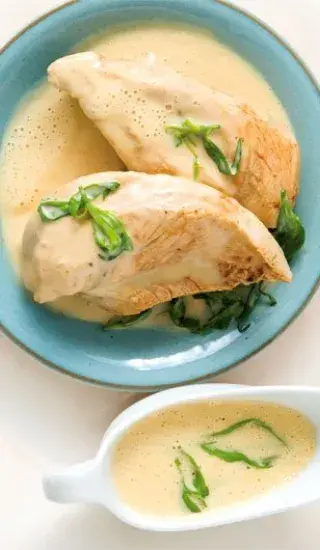 Pošírovaná kuřecí prsa s estragonovou omáčkou