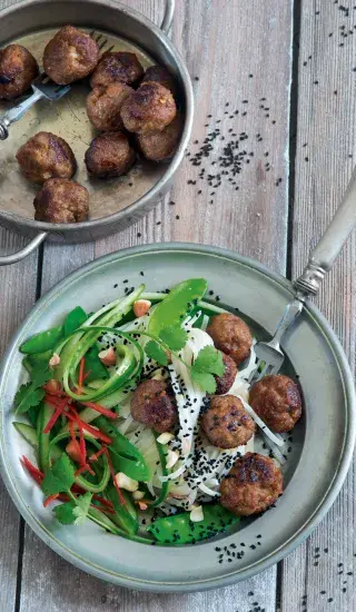 Asijské kuličky s nudlovým salátem