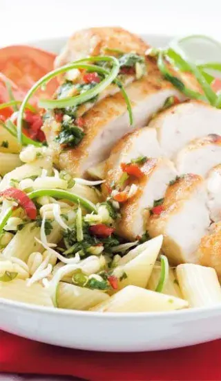 Obědový těstovinový salát s chilli omáčkou