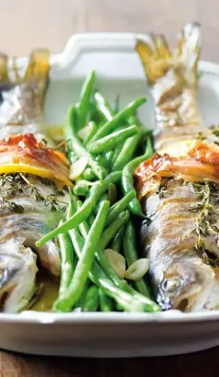 Pečený pstruh se slaninou, tymiánem a fazolkam