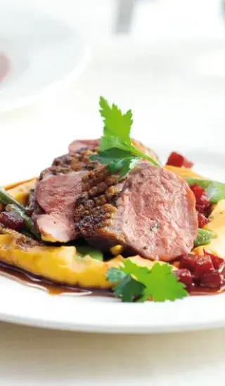 Kachní prsa s batátovým pyré a zeleninovým ragú