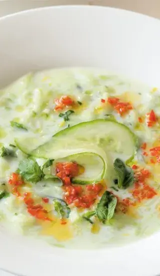 Studená okurková polévka s bazalkou a chilli