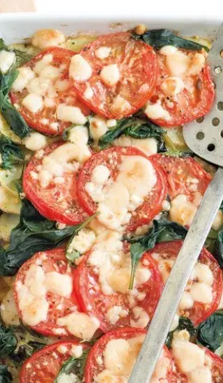 Zapečená rajčata s bramborami a bazalkou