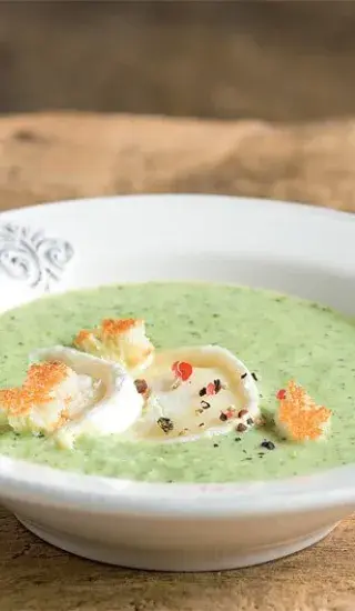 Brokolicová polévka s kozím sýrem a krutony