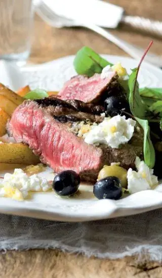 Steak se zálivkou z kozího sýra a oliv