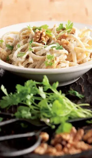 Macaroni s nivou a ořechy