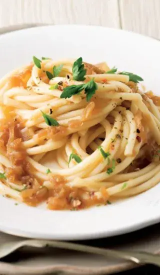 Macaroni s cibulí a sardelkami