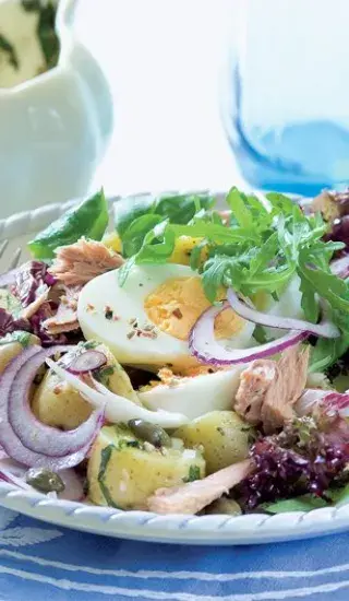 Míchaný salát s bramborami a tuňákem