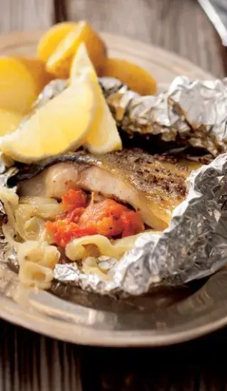 Kapr v alobalu plněný zeleninou