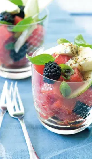 Melounový salát s hruškou, ostružinami a sýrem