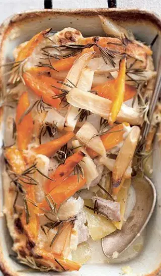 Krůtí maso zapečené s bramborami a zeleninou