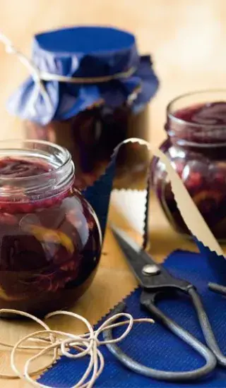 Džem ze švestek s ořechy a rumem