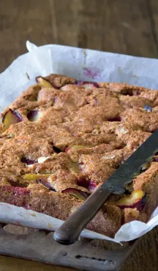 Koláč se švestkami, marcipánem a mandlemi