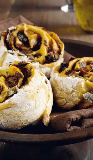 Chleboví šneci s cibulovou náplní