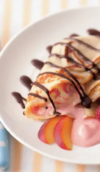 Palačinky s ovocem a zmrzlinou