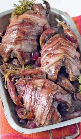 Divoká kachna plněná hroznovým vínem