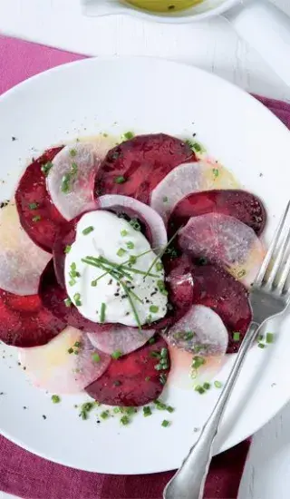 Salát z bílé ředkve a řepy s kysanou smetanou