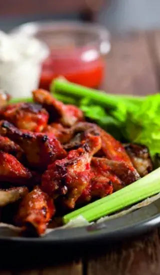 Pikantní křidélka s omáčkou z modrého sýra