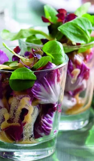 Salát z aromatických zelených lístků