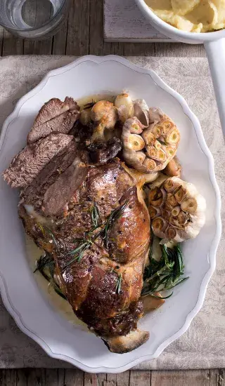 Pomalu pečená jehněčí kýta na česneku s kaší