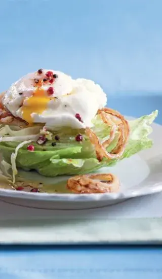 Ledový salát se ztraceným vejcem