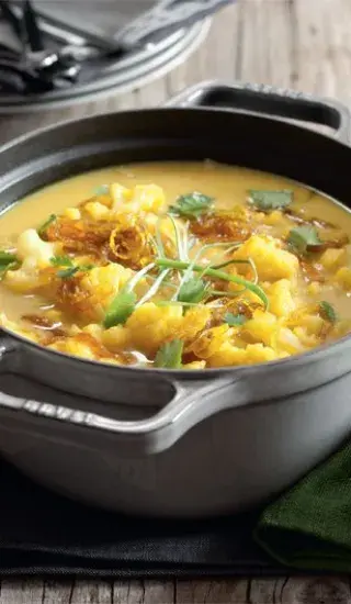 Květáková kari polévka